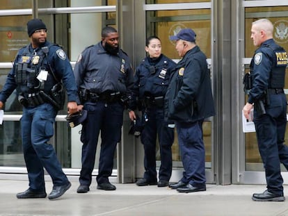 Agentes custodiando la entrada del tribunal federal en Brooklyn