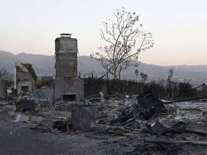 Casas destruidas por el fuego en Malibú, con las montañas de Santa Mónica al fondo. En vídeo, los incendios de California se ceban con las mansiones de los famosos.