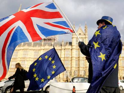 Un manifestante anti-Brexit ondea una bandera británica y se envuelve en una europea frente al Parlamento Británico el pasado marzo. En vídeo, principio de acuerdo sobre el Brexit.