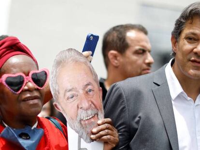 El excandidato del Partido de los Trabajadores, Fernando Haddad, a las afueras de la sede de Justicia de Paraná donde Lula daba su testimonio. En vídeo, Lula da Silva sale de prisión para declarar en otro proceso por corrupción.