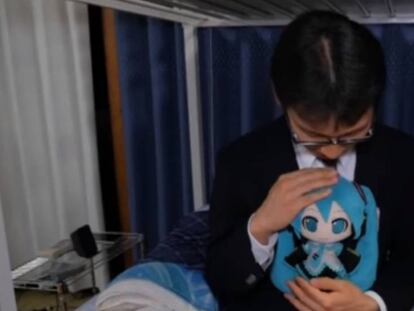 Akihiko Kondo, de 35 años, acaricia a su esposa, en versión peluche, en Tokio (Japón).