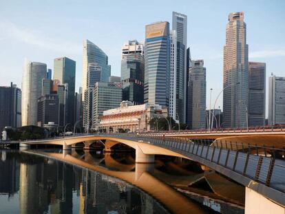 Vista del centro de Singapur. En el vídeo, demostración de un taxi volador en Dubai.