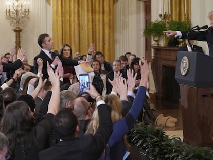 FOTO: Momento del incidente entre Donald Trump y Jim Acosta, el pasado 7 de noviembre en la Casa Blanca. / VÍDEO: El encontronazo entre el presidente de EE UU y el periodista.