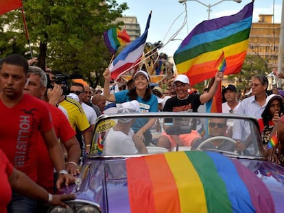 Mariela Castro, en un coche en el desfile del Orgullo Gay en La Habana el pasado 12 de mayo. En vídeo, el debate sobre el matrimonio homosexual en Cuba.