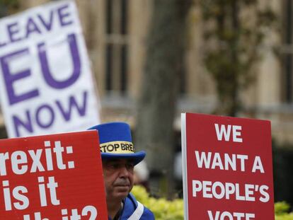 Pancartas a favor y en contra del Brexit, el pasado viernes en Londres. En vídeo, semana clave para el Brexit y Theresa May.
