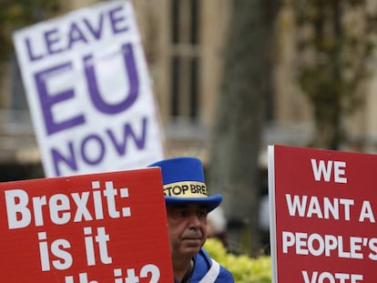 Pancartas a favor y en contra del Brexit, el pasado viernes en Londres. En vídeo, semana clave para el Brexit y Theresa May.