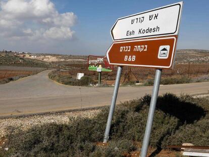 Una señal indica el acceso a un alojamiento turístico de Airbnb en Cisjordania.