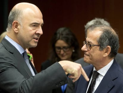 El comisario Pierre Moscovici y el ministro Giovanni Tria, el pasado lunes en Bruselas. En vídeo, declaraciones del vicepresidente de la Comisión Europea Valdis Dombrovskis.