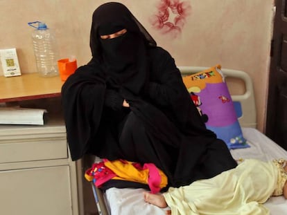 Una mujer yemení aguarda junto a su hijo desnutrido en un hospital de la ciudad de Taez, en el suroeste de Yemen. AHMAD AL-BASHA AFP / VÍDEO: ATLAS