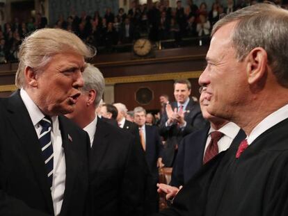 Trump saluda a Roberts en 2017 antes de un discurso en el Congreso . En vídeo, Trump critica el pasado martes al Noveno Circuito de Apelaciones.