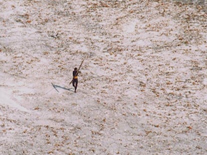 Un aborigen de Sentinel del Norte lanza flechas a un helicóptero de la Guardia Costera India, en una imagen de archivo de 2004. En vídeo, la muerte de Chau.