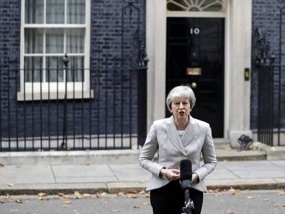 La primera ministra británica, Theresa May, este jueves a las puertas del número 10 de Downing Street.