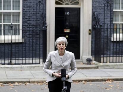 La primera ministra británica, Theresa May, este jueves a las puertas del número 10 de Downing Street.