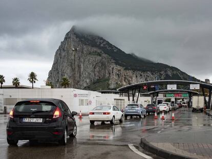 La frontera con Gibraltar desde el lado español. En vídeo, Pedro Sánchez asegura que vetará el acuerdo del Brexit.