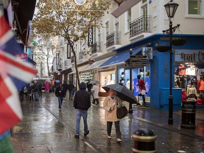 Una calle de Gibraltar. En vídeo, declaraciones de Pedro Sánchez.