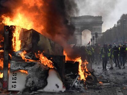 Juncker y Barnier se abrazan en la cumbre de Bruselas, este domingo. En vídeo, declaraciones del presidente de la Comisión Europea FOTO: AP | VÍDEO: ATLAS