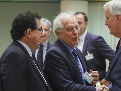 Josep Borrell saluda a Michel Barnier el pasado lunes en Bruselas junto al secretario de Estado, Marco Aguiriano (izquierda). En vídeo, declaraciones de Pedro Sánchez sobre Gibraltar.