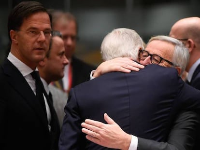 Juncker y Barnier se abrazan en la cumbre de Bruselas, este domingo. En vídeo, declaraciones del presidente de la Comisión Europea FOTO: AP | VÍDEO: ATLAS