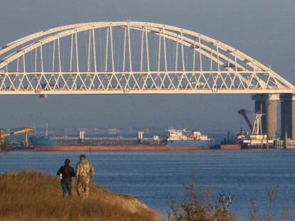 En foto, un carguero ruso bloquea este domingo el paso de barcos en el estrecho de Kerch, debajo del puente que conecta Rusia con Crimea. En vídeo, el presidente de Ucrania, Petro Poroshenko reúne al Consejo de Seguridad de la ONU para afrontar la crisis.