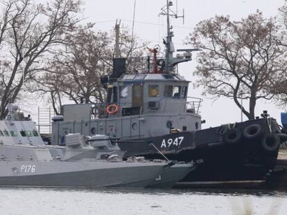 Dos de los tres barcos ucranios capturados el 25 de noviembre por Rusia en el puerto del estrecho de Kerch. En vídeo, la intervención del presidente ucranio antes de la aprobación de la ley marcial.