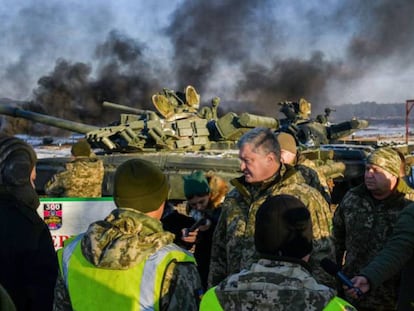 El presidente de Ucrania, Petró Poroshenko, habla con soldados en Chernihiv. En el vídeo, declaraciones de Putin, Poroshenko y Mattis.