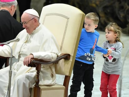 Un niño autista, junto a su hermana, en la audiencia general del Papa en el Vaticano.