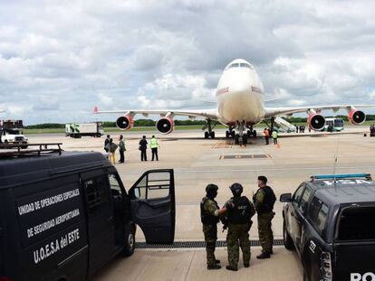 Fuerzas de seguridad argentinas vigilan la llegada de mandatarios extranjeros al aeropuerto de Ezeiza. En vídeo, la seguridad en Buenos Aires.