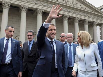 El presidente de Francia, Emmanuel Macron, y la primera dama, Brigitte Macron, visitan la Catedral de Buenos Aires, en el marco de la cumbre del G20. En vídeo, Buenos Aires se blinda ante la cumbre del G20.