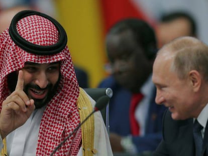 Bin Salman brinca com Putin, nesta sexta-feira, em Buenos Aires.. (Sergio Moraes / Reuters) /Vídeo: Reuters