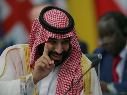 Bin Salman brinca com Putin, nesta sexta-feira, em Buenos Aires.. (Sergio Moraes / Reuters) /Vídeo: Reuters