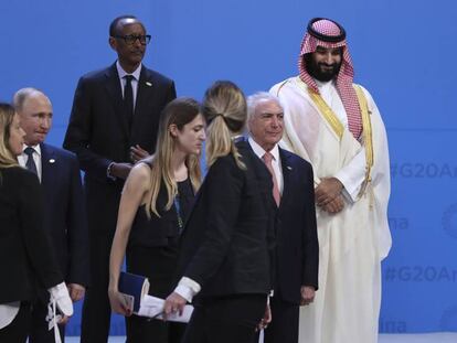 Donald Trump se cruza con el príncipe heredero saudí, Mohamed bin Salmán, en presencia de Michel Temer, presidente de Brasil; Paul Kagame, de Ruanda, y Vladimínr Putin, de Rusia.