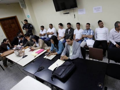 Los detenidos acusados del asesinato en la sala de audiencias en Tegucigalpa. En vídeo, declaraciones de familiares de Berta Cáceres.