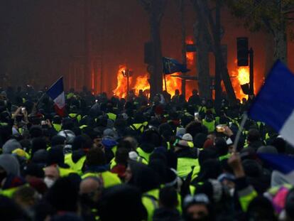 Protesta de los 'chalecos amarillos', este sábado en París. En vídeo, incidentes violentos en París en las protestas contra la subida de los carburantes.