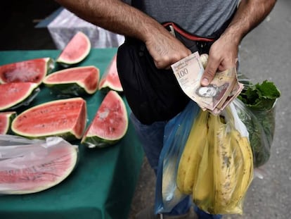 Un hombre en un mercado en Caracas. En el vídeo, ciudadanos venezolanos hablan sobre la hiperinflación.