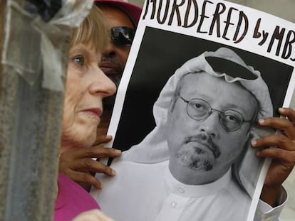 Protesta ante la Embajada saudí en Washington tras la desaparición de Jamal Khashoggi. En vídeo, resumen de las conclusiones preliminares de la investigación.