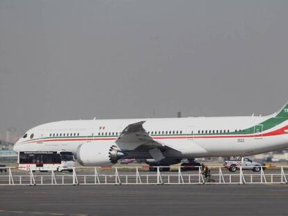 El avión presidencial de México, antes de su salida hacia California. Foto: EFE| Reuters/ Presidencia de la República
