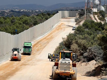 Muro de separación construido por Israel en la frontera con Líbano. En vídeo, imágenes de las preparaciones tácticas de Israel para destruir los túneles.