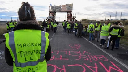 Protesta de ‘chalecos amarillos’ en el sur de Francia, este lunes. En vídeo, las claves de la crisis de los 'chalecos amarillos'.