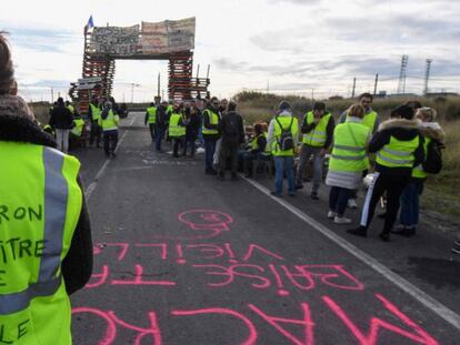 Protesta de ‘chalecos amarillos’ en el sur de Francia, este lunes. En vídeo, las claves de la crisis de los 'chalecos amarillos'.