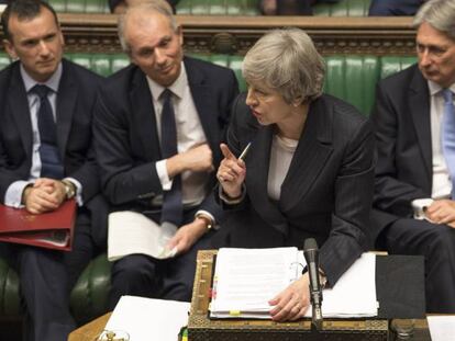 En foto, May durante su intervención de este martes en el Parlamento. En vídeo, Theresa May niega en el Parlamento haber ocultado aspectos de su acuerdo para el Brexit.