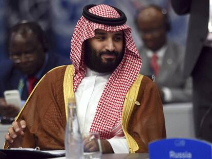 El príncipe heredero saudí, Mohamed bin Salmán, el sábado en la cumbre del G-20 en Buenos Aires. En vídeo, declaraciones del ministro turco de Exteriores.