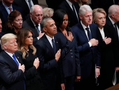 En la imagen, Trump, junto a tres de los cuatro expresidentes estadounidenses vivos. En vídeo: funeral de George H. W. Bush.