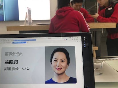 El perfil web de la directora financiera de Huawei Meng Wanzhou en las oficinas de la compañía en Pekín. En el vídeo, reacciones a la detención de Meng.