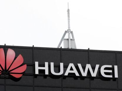 Sede de Huawei en el centro de investigaciçon que la compañía tiene en Ontario, Canadá. En el vídeo, reacciones a la detención de Meng.