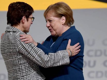 Angela Merkel (d) felicita a Kramp-Karrenbauer, este viernes en Hamburgo. En vídeo, declaraciones de la nueva líder de la CDU.