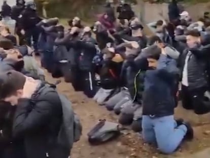 Vídeo de la detención masiva de los estudiantes de un liceo en Mantes-la-Jolie (al noroeste del París).