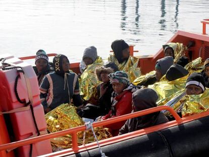 Varios inmigrantes rescatados este domingo, a su llegada al puerto de Melilla. En vídeo, el traslado a Melilla de 26 mujeres y 11 niños rescatados en el mar.