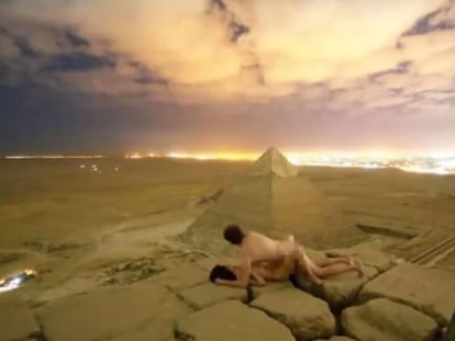 Fotograma del momento en que la pareja está desnuda en lo alto de una pirámide en Giza (Egipto).