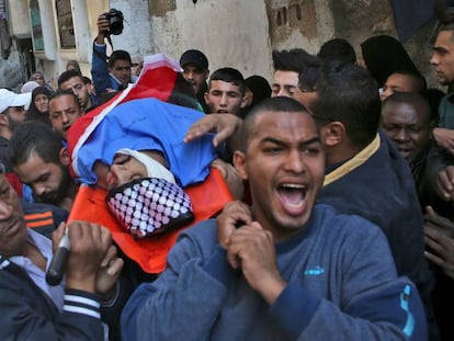 Funeral de Mohamed Kabali, el martes en Tulkarem (Cisjordania). En vídeo, la escena del disparo