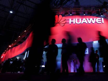 El 'stand' de Huawei en el Mobile World Congress 2017, en Barcelona. En vídeo, acusaciones de espionaje por la detención de la vicepresidenta de Huawei.